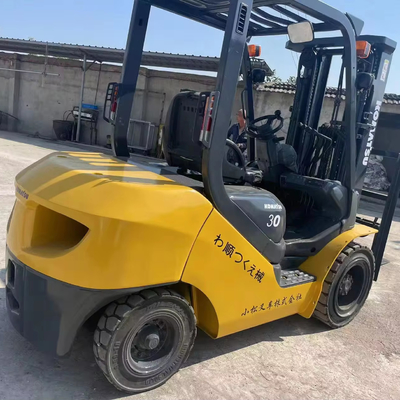 Elevador elétrico a diesel Komatsu de 3 toneladas FD30 usado para oficinas de reparação de máquinas em Xangai, Japão