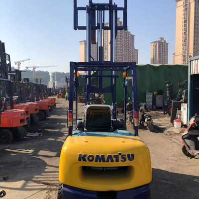 Elevadores elétricos a diesel Komatsu de 3 toneladas com dimensões de 2,6*1,2*2,8 do Japão