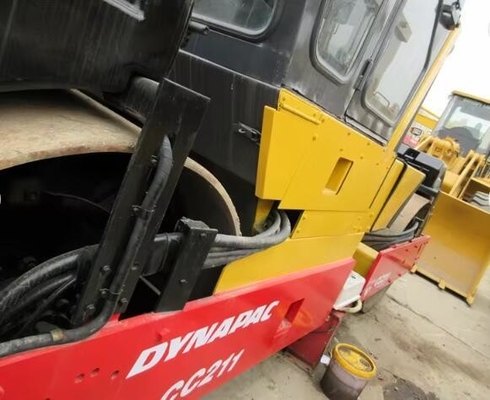 Compactor vibratório de segunda mão Dynapac CC211 Roller usado da Suécia