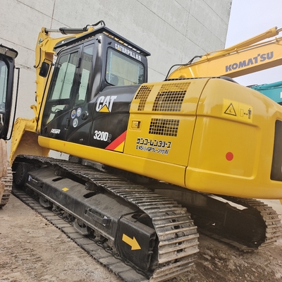 Excavadora Caterpillar 320D em bom estado com peças originais e motor Caterpillar