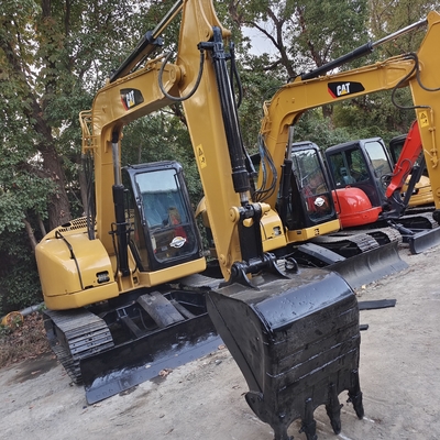 Excavadora Caterpillar 308C com sapatos usados e 8000 kg de peso operacional