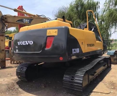 Excavadora Volvo EC210BLC com alcance máximo de escavação de 4800 mm e largura de balde de 2100 mm