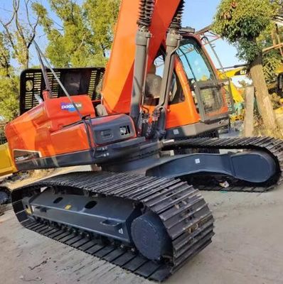 Excavadora do Doosan DX225 com 2800 horas de trabalho e capacidade de balde de 1,1m3