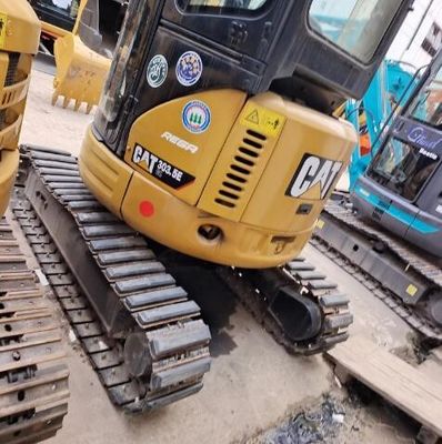 Mini escavadeira CAT 303.5E com um peso operacional de 3600 lbs e motor CAT C1.1
