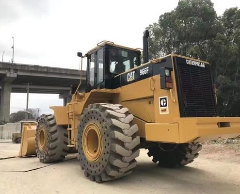 Carregador de rodas dianteiras usado Cat 966F em bom estado com bomba hidráulica original