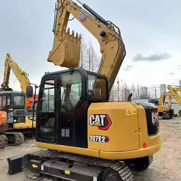 Digger CAT 307E de segunda mão com cilindro hidráulico original e motor turbo C2.6 DI