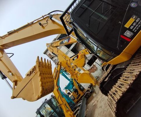 Excavadora Caterpillar 330D, com 1200 horas de trabalho e capacidade de balde de 2 m3