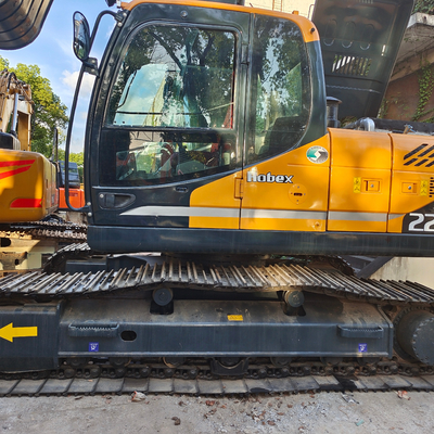 Excavadora Hyundai 225 com capacidade de balde de 1,2M3 e altura máxima de escavação de 9840MM